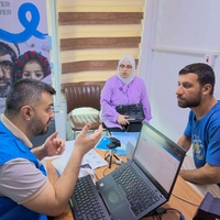 Khalid and Wedad receive counselling from UNHCR at their initial return interview. 