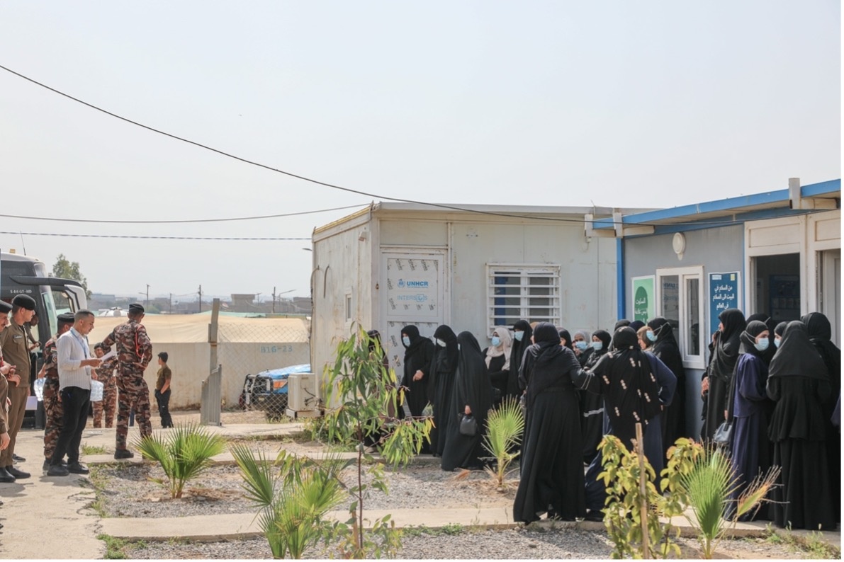 Iraqi women at Al-Amal centre prepare to board the bus to travel to the Civil Affairs Directorate in Mosul to apply for their UIDs. © UNHCR/Lilly Carlisle