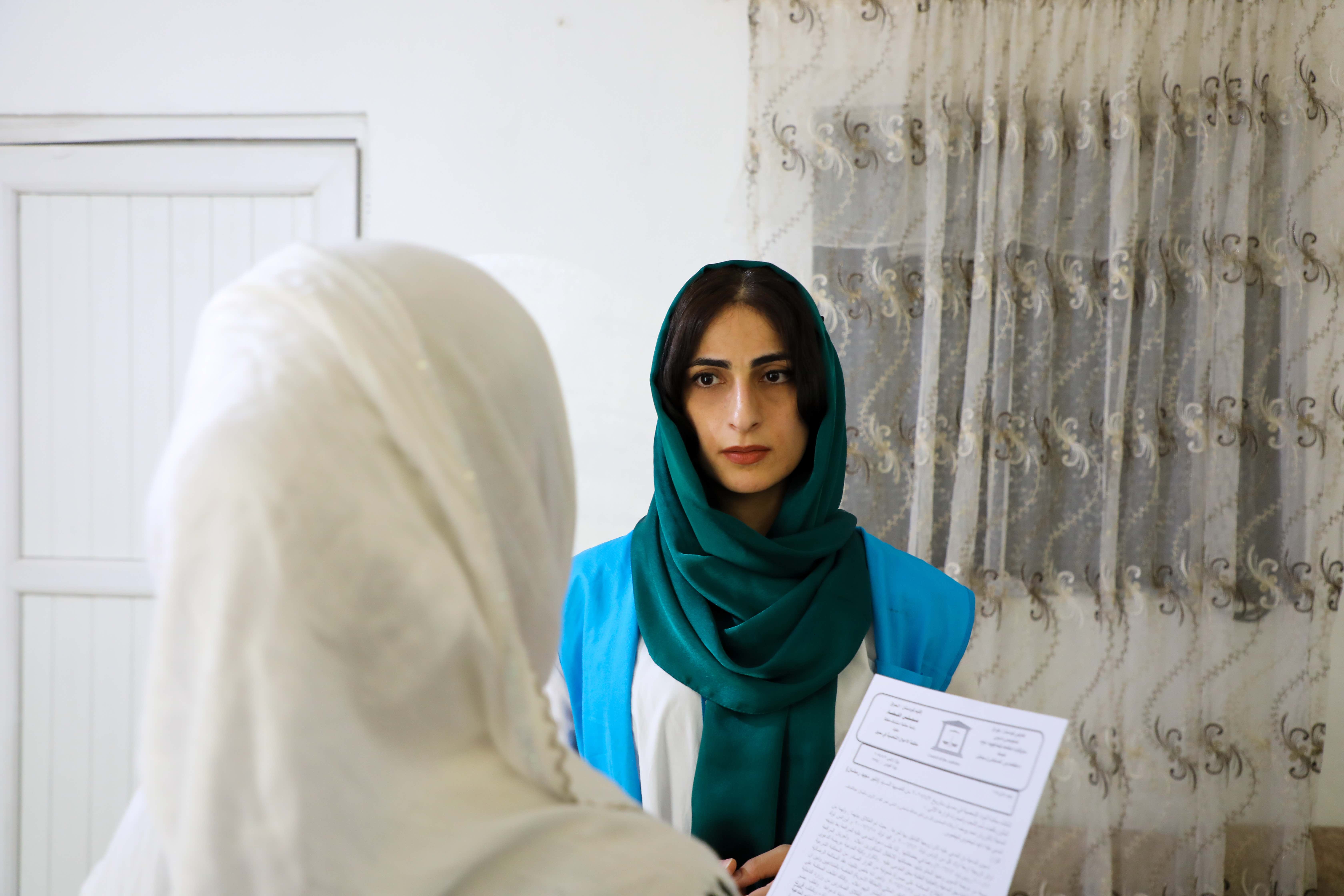 Shylan talks to UNHCR Protection staff in Dohuk about her legal case.