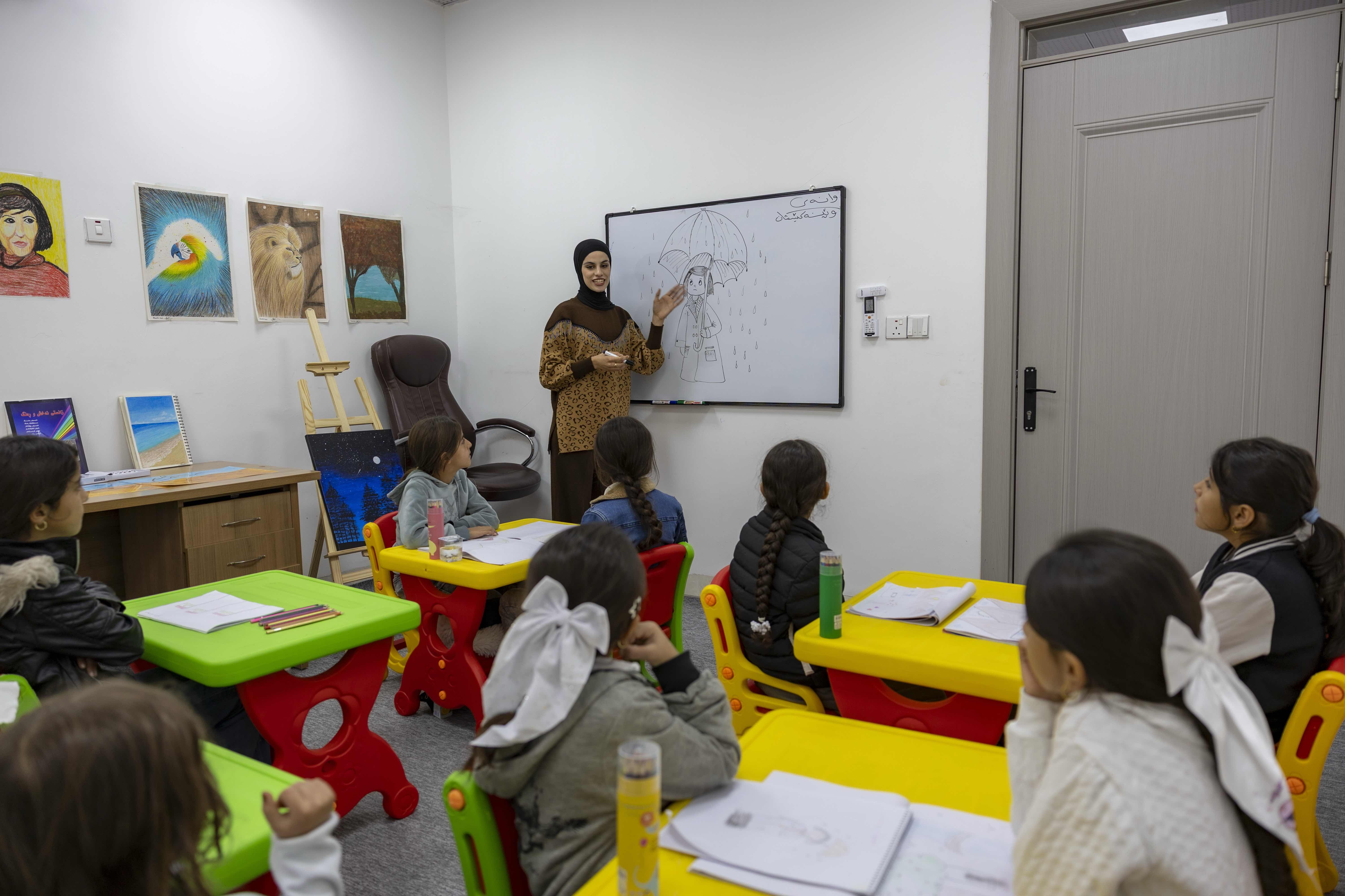 Children from host and displaced communities learn drawing at Kawargosk Centre.