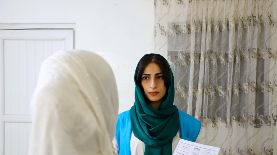 Shylan talks to UNHCR Protection staff in Dohuk about her legal case.