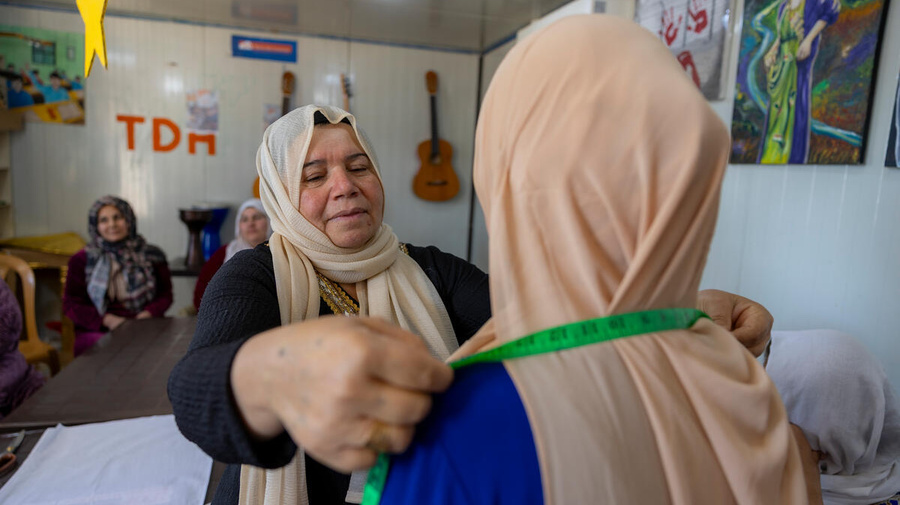 العراق. دورات خياطة للاجئين السوريين في مخيم داراشكران