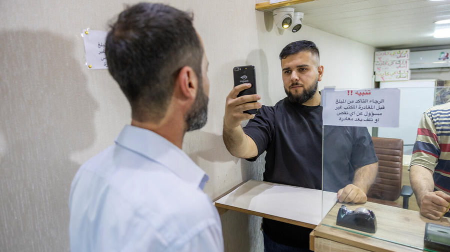 Iraq. Refugees in Iraq receive cash assistance