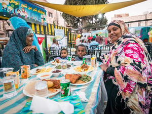 JORDAN. Refugees get together to break the Ramadan fast.