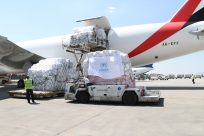 محموله ی هوایی اقلام امدادرسانی آژانس پناهندگان سازمان ملل در ایران، برای کمک به تلاش های دولت ایران در راستای امدادرسانی به سیل زدگان، در تهران به زمین نشست