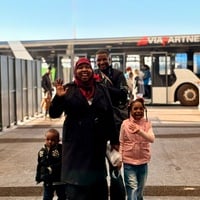 Mariam, Mamdouh e i loro tre figli, originari del Sudan, arrivano sani e salvi in Italia grazie a un volo umanitario di evacuazione dalla Libia.