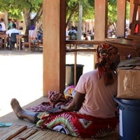 Una donna sfollata a causa delle recenti inondazioni trova rifugio in una scuola in Mozambico.