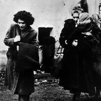 Rifugiati ungheresi arrivano al campo profughi di Eisenstadt, in Austria, dopo la brutale repressione della rivoluzione ungherese del 1956. 