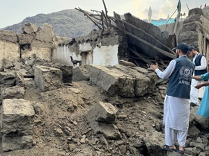 Il personale del partner di UNHCR, AREWO, valuta i danni nel villaggio di Mazar Dara, nella provincia di Kunar, dopo il terremoto che ha colpito il 31 agosto.