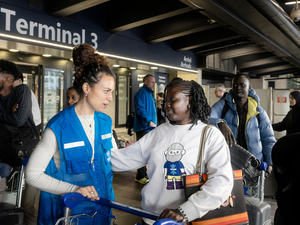 Accoglienza di un gruppo di studenti rifugiati in arrivo all'aeroporto di Fiumicino attraverso il programma UNICORE, dei corridoi universitari dell'UNHCR che offrono percorsi sicuri agli studenti rifugiati per proseguire gli studi universitari.