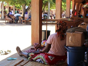 Una donna sfollata a causa delle recenti inondazioni trova rifugio in una scuola in Mozambico.