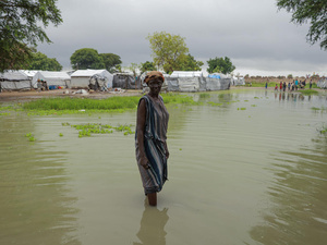 Nyaguen Koang Garang, 39 anni, cammina in un campo allagato per sfollati interni a Bor, Sud Sudan.