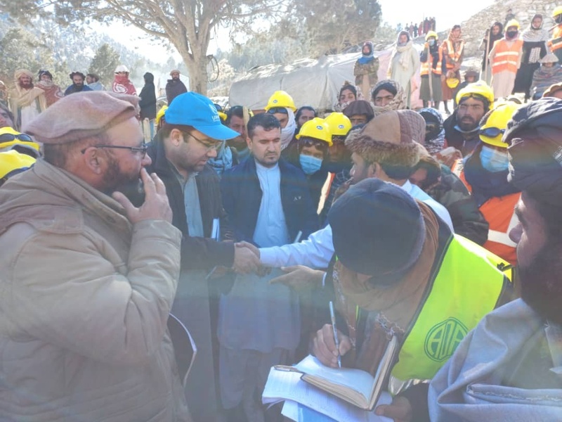 Mohammed incontra persone rimpatriate in Afghanistan