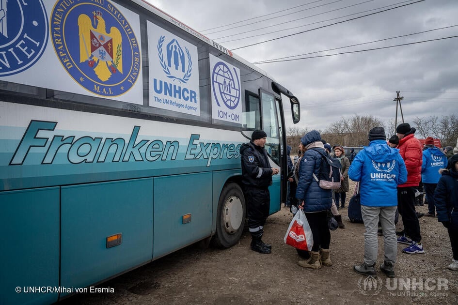 Rifugiati salgono su autobus al valico di frontiera di Palanca, in Moldavia, per essere trasferiti in Romania. © UNHCR/Mihai Eremia