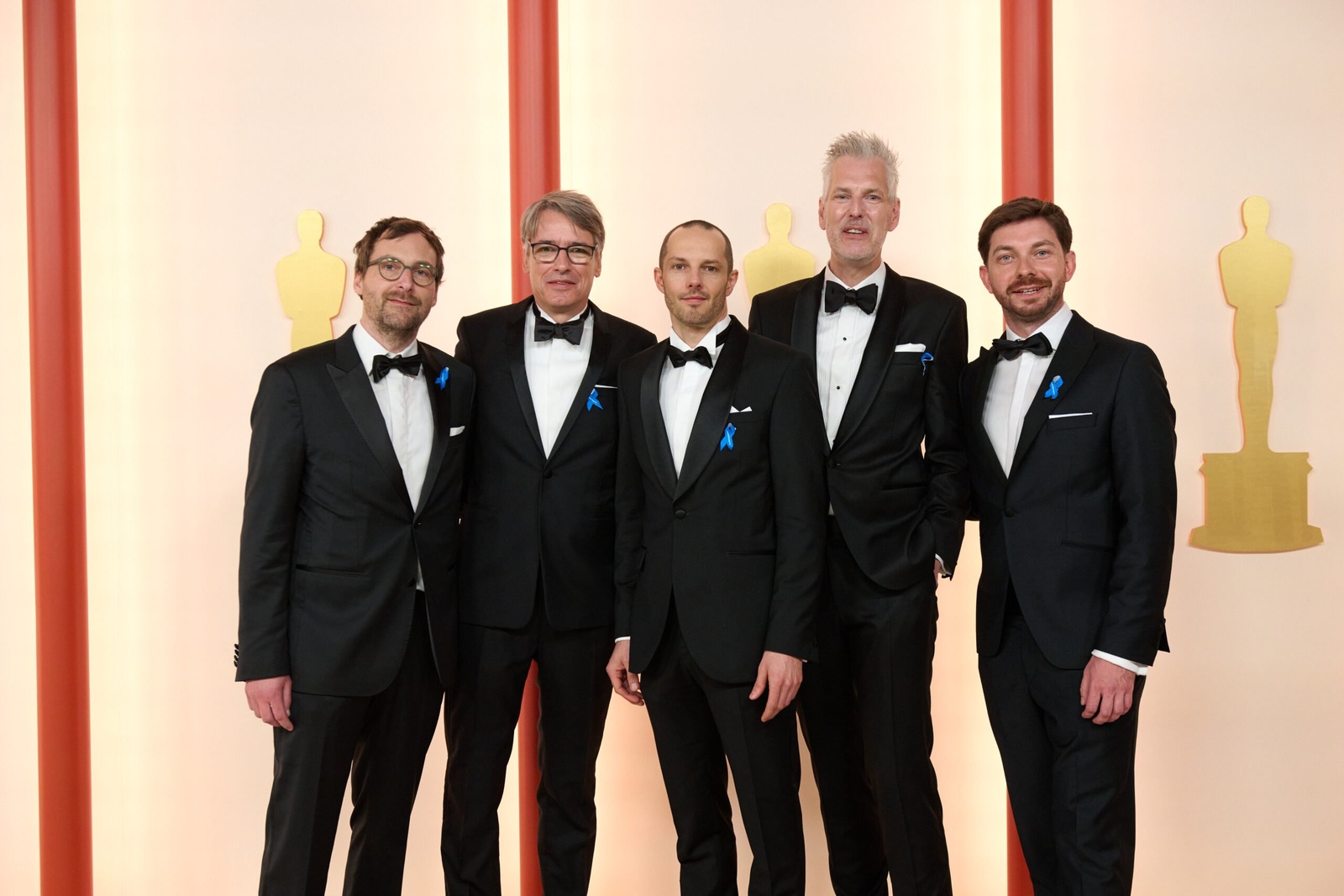 ©A.M.P.A.S. I candidati agli Oscar® Lars Ginzel, Frank Kruse, Markus Stemler, Stephan Korte, and Viktor Prášil sul red carpet con il Nastro Blu di UNHCR