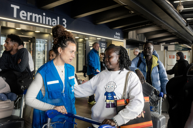Accoglienza di un gruppo di studenti rifugiati in arrivo all'aeroporto di Fiumicino attraverso il programma UNICORE, dei corridoi universitari dell'UNHCR che offrono percorsi sicuri agli studenti rifugiati per proseguire gli studi universitari.