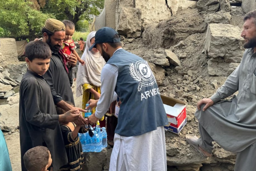 Il personale del partner di UNHCR, AREWO, valuta i danni dopo il terremoto che ha colpito l'Afghanistan il 31 agosto.