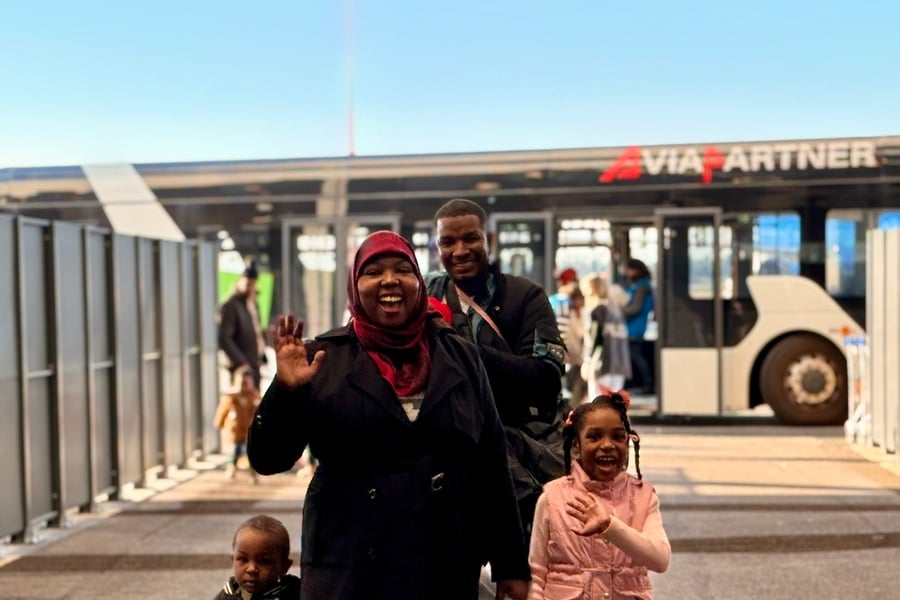 Mariam, Mamdouh e i loro tre figli, originari del Sudan, arrivano sani e salvi in Italia grazie a un volo umanitario di evacuazione dalla Libia.