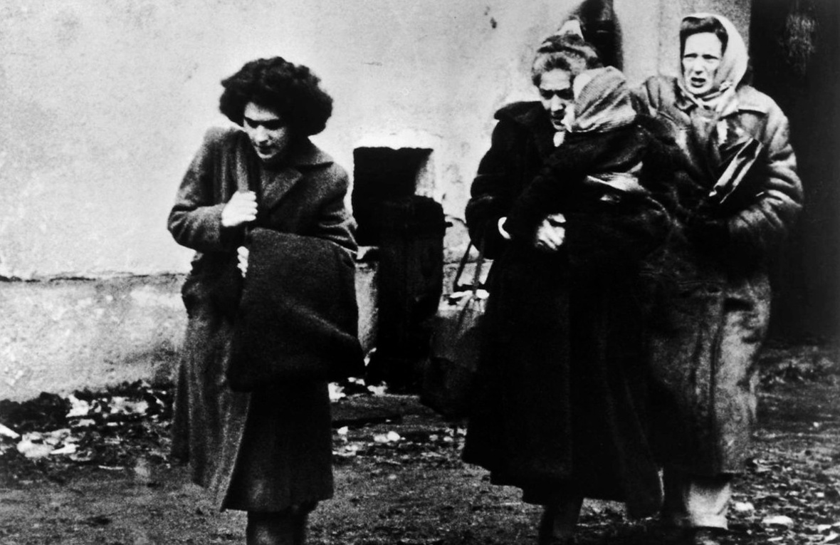 Rifugiati ungheresi arrivano al campo profughi di Eisenstadt, in Austria, dopo la brutale repressione della rivoluzione ungherese del 1956. 