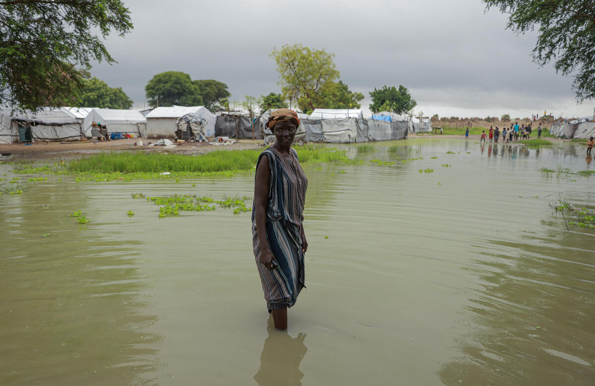 Nyaguen Koang Garang, 39 anni, cammina in un campo allagato per sfollati interni a Bor, Sud Sudan.