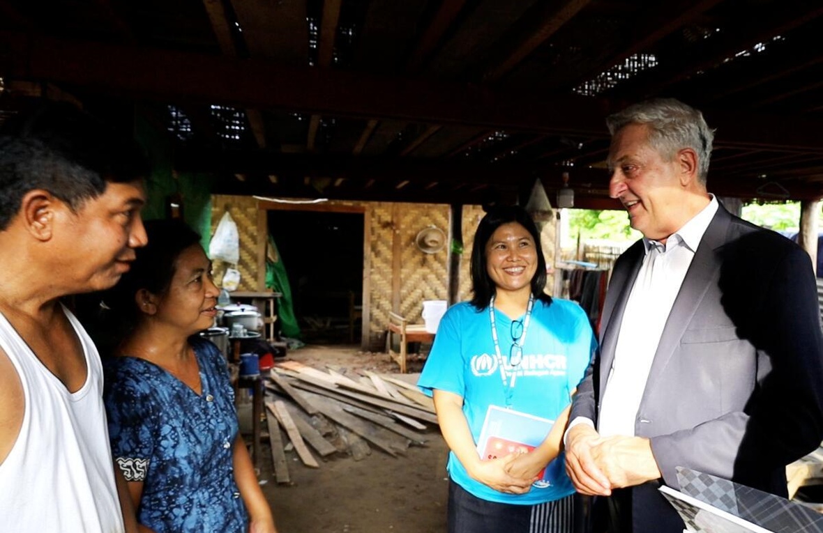 Myanmar. L'Alto Commissario delle Nazioni Unite per i rifugiati incontra una famiglia la cui casa è crollata durante il terremoto di marzo e che è in fase di ricostruzione con il sostegno dell'UNHCR.