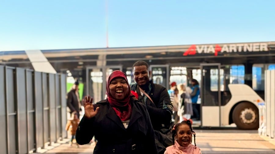 Mariam, Mamdouh e i loro tre figli, originari del Sudan, arrivano sani e salvi in Italia grazie a un volo umanitario di evacuazione dalla Libia.