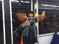La vita di un artista eritreo si colora di speranza grazie all’evacuazione in Europa