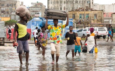 Operatori UNHCR impegnati in una corsa contro il tempo per portare aiuti alle persone colpite dal ciclone Idai