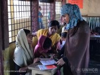 L'insegnante che fa gli straordinari per dare alle ragazze Rohingya la possibilità di studiare