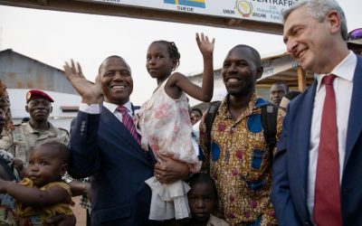 L’Alto Commissario ONU per i Rifugiati inizia la visita nella Repubblica Centrafricana accogliendo i rifugiati di ritorno nel proprio Paese