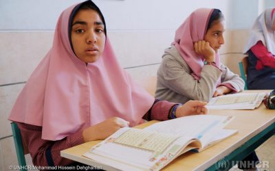 I bambini afghani studiano al fianco dei loro coetanei iraniani