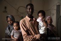 In Libia, un rifugiato offre un riparo ad altri costretti a fuggire