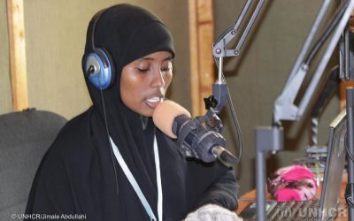 Gli studenti rifugiati ricevono lezioni via radio in Kenya