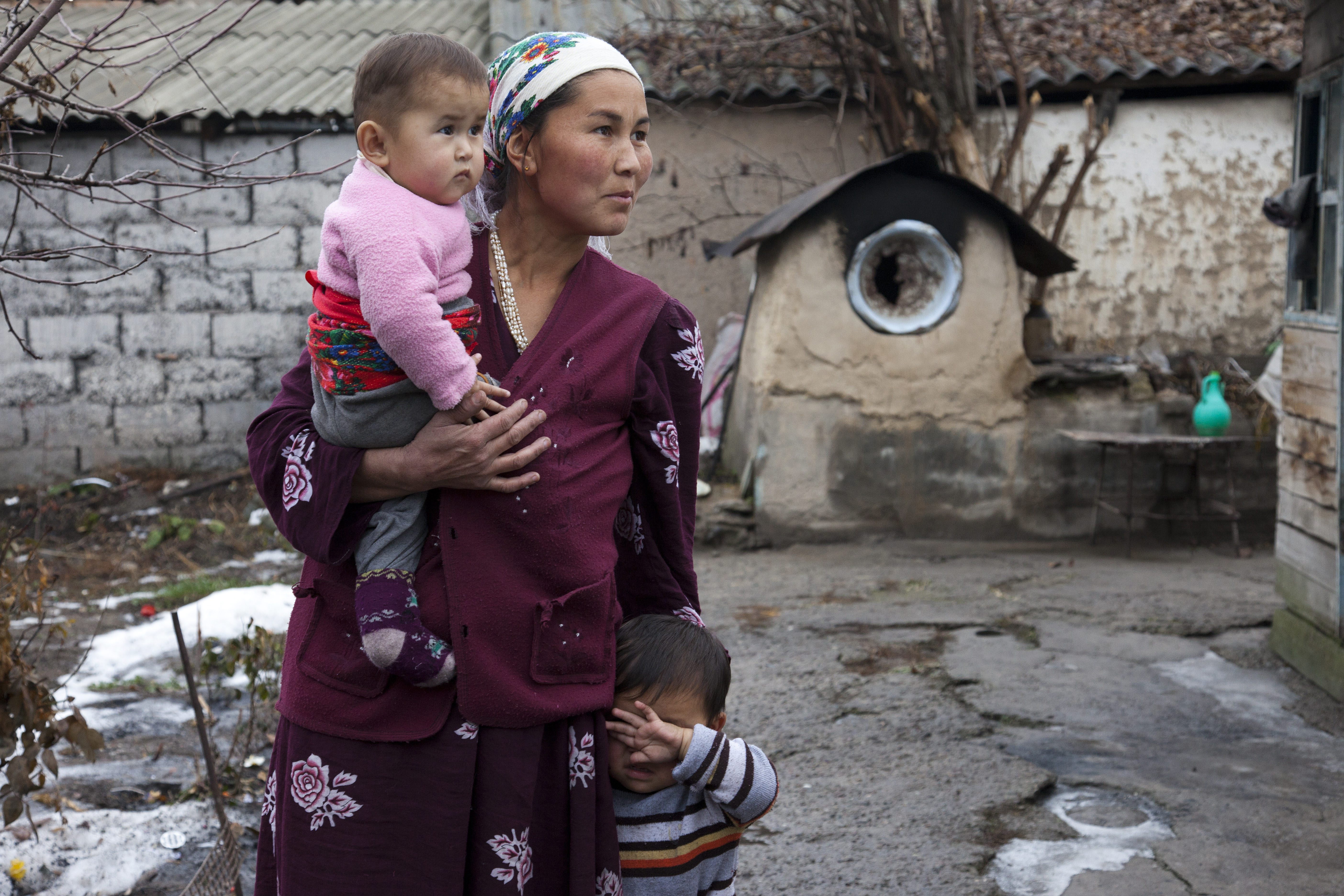 Kirghizistan. La madre apolide fatica a ottenere documenti