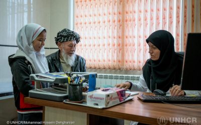 Una dottoressa afghana aiuta i rifugiati a combattere il COVID-19, una telefonata alla volta