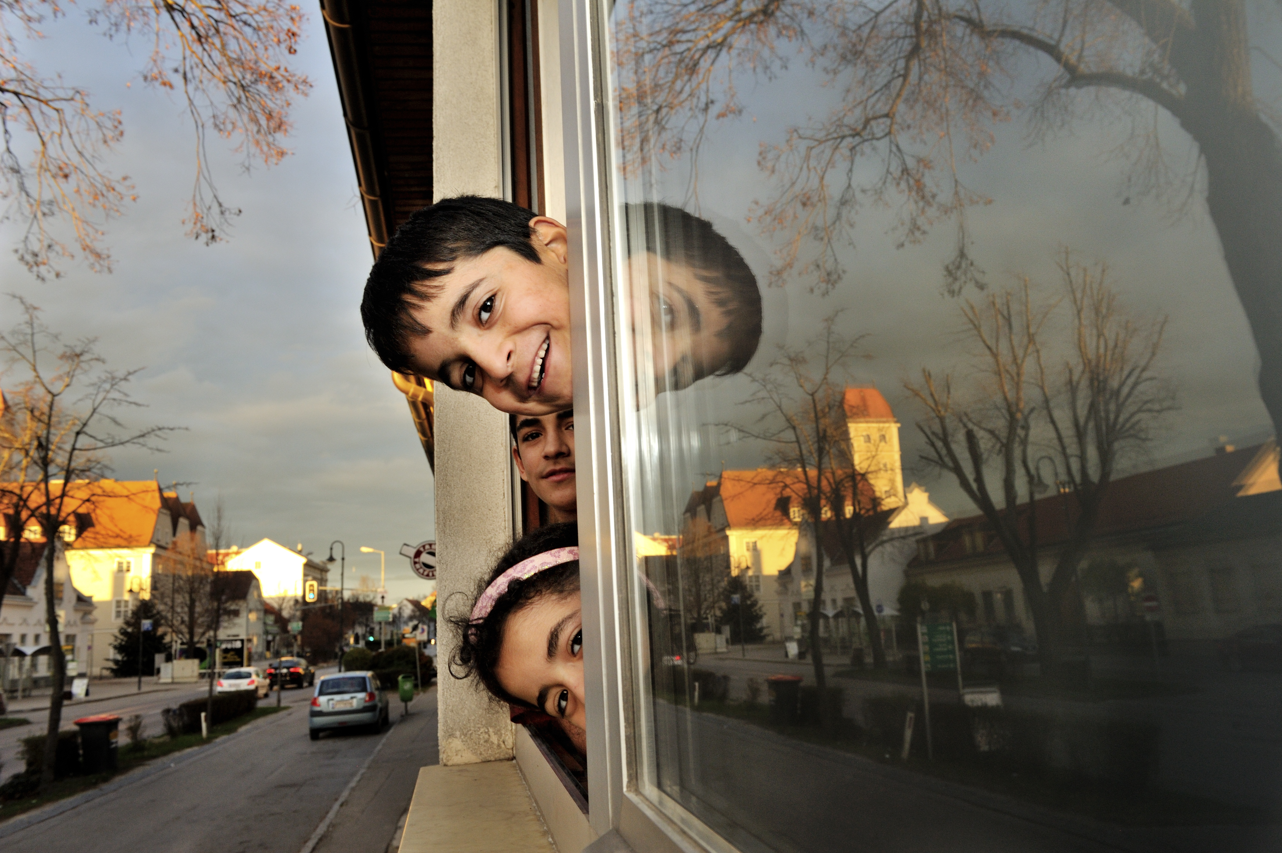 Austria. Bambini rifugiati siriani che guardano fuori dalla loro nuova casa 