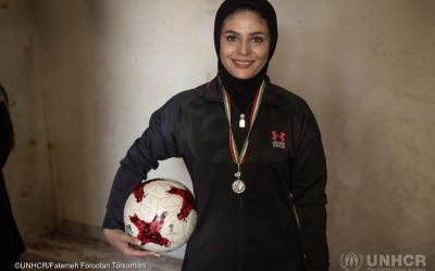 Un’allenatrice di calcio afghana aiuta le giovani rifugiate a frequentare la scuola in Iran