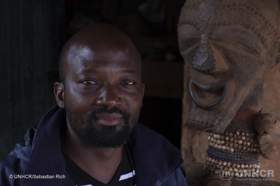 Kenya. Artigiano e rifugiato congolese lavora alla sua arte