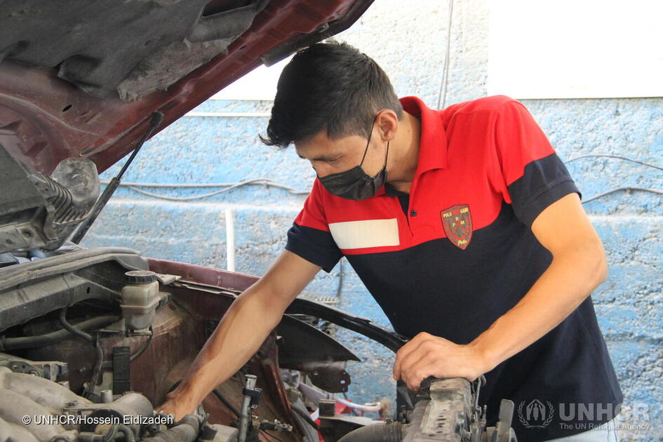 Iran. Imprenditore iraniano e studente rifugiato in un'officina di riparazione auto