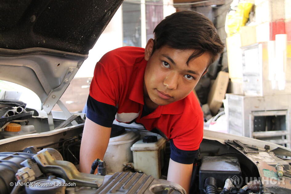 Iran. Imprenditore iraniano e studente rifugiato in un'officina di riparazione auto