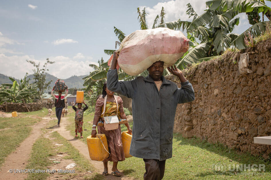 Uganda. Alcune famiglie fuggite dagli scontri tornano a casa nella RDC dall'Uganda