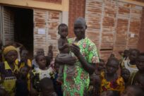 L’insicurezza costringe un numero crescente di burkinabé alla fuga, mettendo ulteriormente a dura prova la fragile regione del Sahel