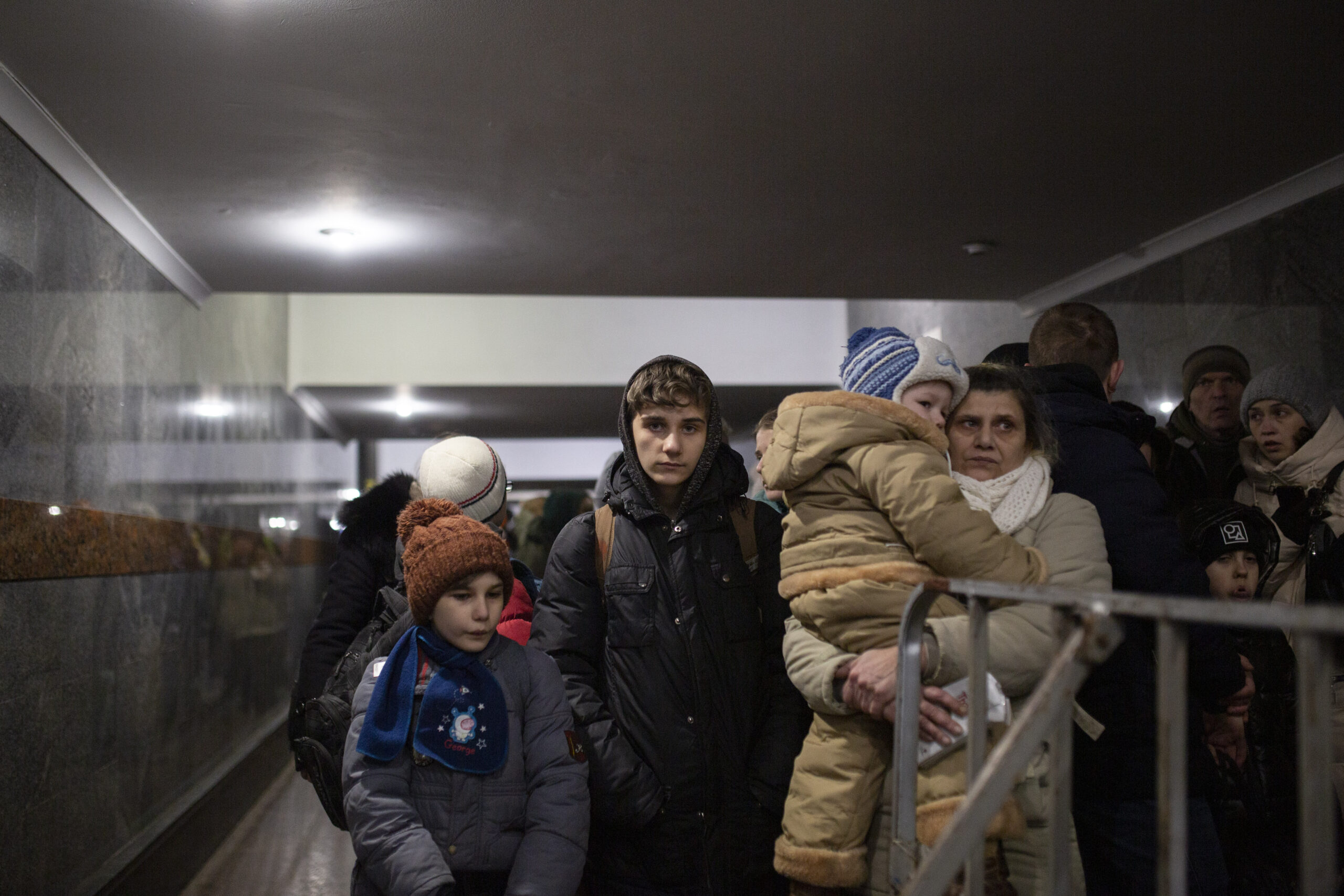 Olena Kyrganska tiene in braccio il suo bambino mentre aspetta con la sua famiglia un treno per Przemysl, in Polonia. Viene da Kharkiv. La famiglia ha deciso di scappare dopo che l'elettricità e l'acqua sono state tagliate. Sono arrivati a Leopoli 2 giorni fa, sono esausti e stanchi di sentirsi in pericolo. Sperano di poter raggiungere alcuni parenti in Germania. © UNHCR/Valerio Muscella