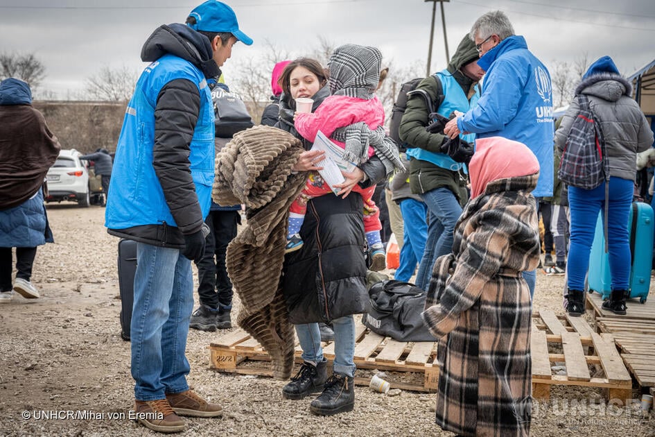Il personale dell'UNHCR è a disposizione durante tutto il viaggio per offrire informazioni e supporto ai rifugiati che vanno in Romania. © UNHCR/Mihai Eremia