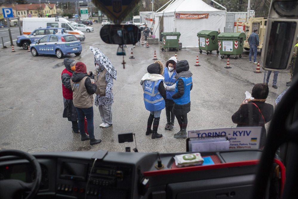 L'UNHCR ha rafforzato la sua presenza al confine con la Slovenia per accogliere i rifugiati in arrivo dall'Ucraina e attualmente ha un team di dieci membri dello staff, compresi i mediatori culturali, che lavorano in coordinamento con le autorità per fornire informazioni sulla procedura di asilo e identificare le persone con esigenze specifiche, in particolare i minori non accompagnati. © UNHCR/Valerio Muscella