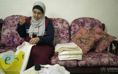 La donna con le mani d’oro: una rifugiata siriana in Giordania ritrova l’allegria (e un futuro) fabbricando oggetti bellissimi