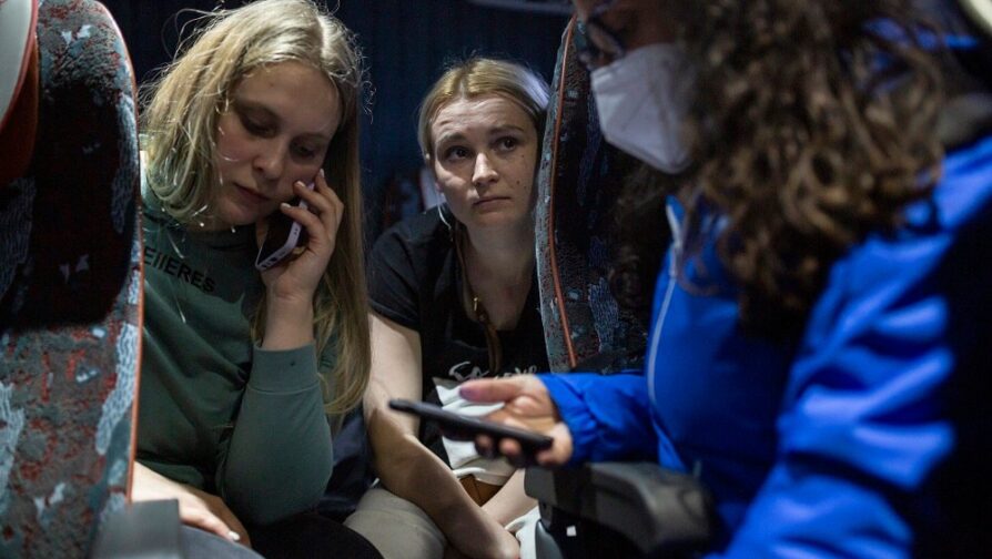 Diana, rifugiata dall’Ucraina, chiama sua madre dopo aver varcato il confine con l’Italia per farle sapere che è al sicuro. Foto: UNHCR/Valerio Muscella