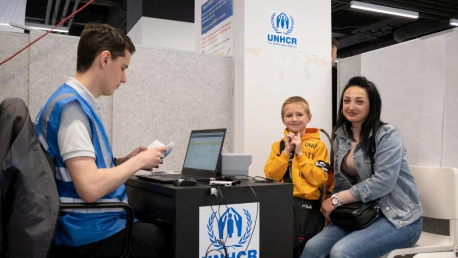 I rifugiati ucraini Yulia e suo figlio Vlad sono iscritti a un centro di assistenza in denaro dell’UNHCR a Varsavia, in Polonia. © UNHCR/Maciej Moskwa