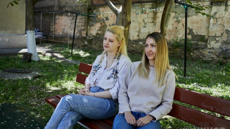 Vita (a sinistra) e Natalia, entrambe provenienti dalla città di Odesa, in Ucraina, siedono nel giardino di Casa Marioarei, una casa di accoglienza per persone sopravvissute alla violenza di genere nella capitale della Moldavia, Chisinau. © UNHCR/Andrew McConnell