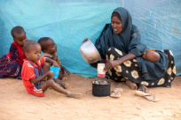 Siccità e conflitti costringono 80 mila persone a fuggire dalla Somalia verso i campi rifugiati di Dadaab in Kenya